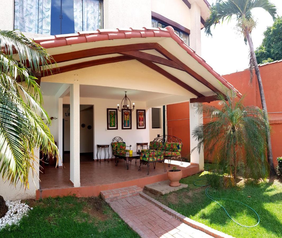 Lili'S Hostel Santa Cruz de La Sierra Luaran gambar